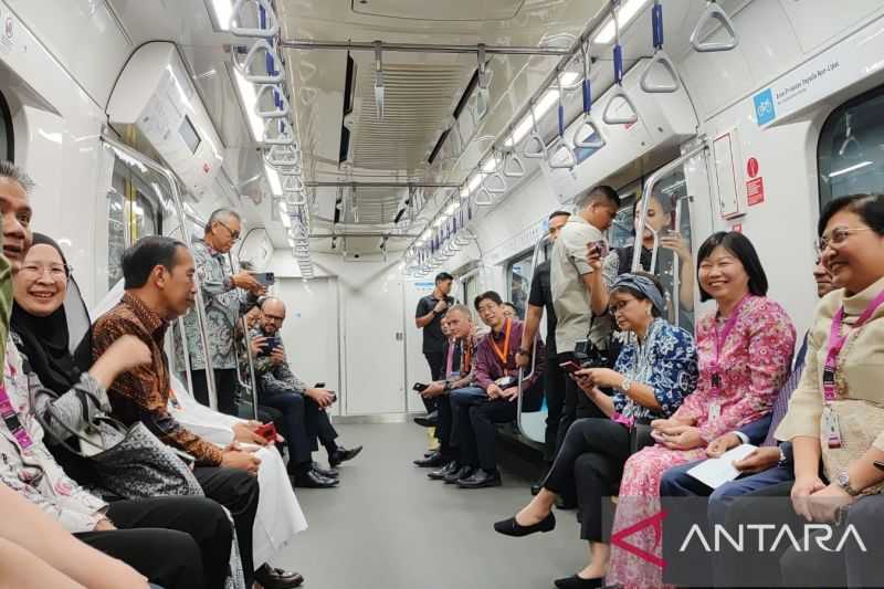 Jokowi Naik MRT Bareng Dubes Asing ke Stasiun ASEAN