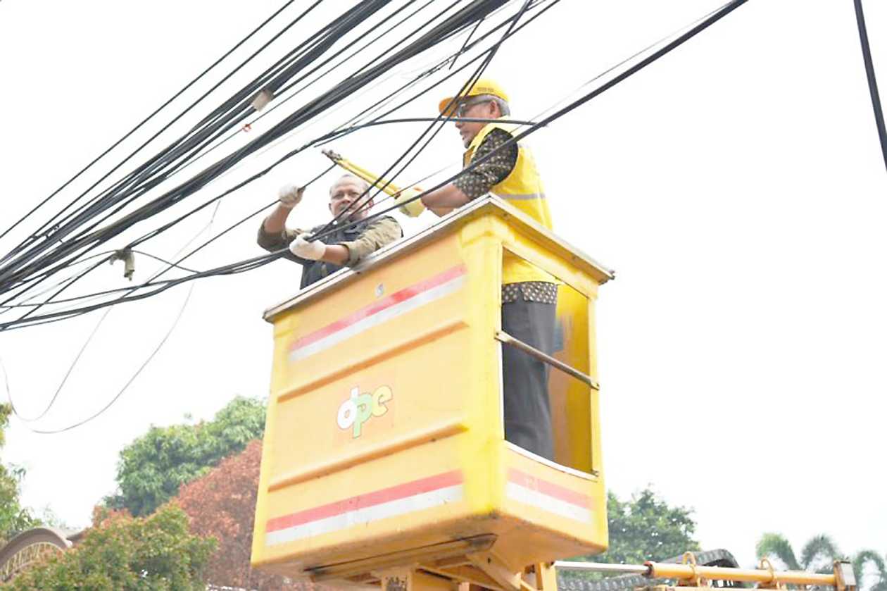 Kabel Udara di Pondok Bambu Ditertibkan Pemkot Jaktim