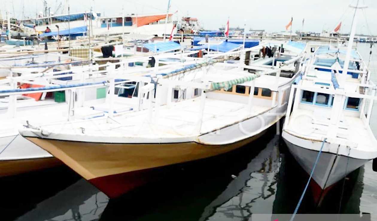 Kapal Angkut Bertahan di Pelabuhan Paotere Terdampak Cuaca Ekstrem