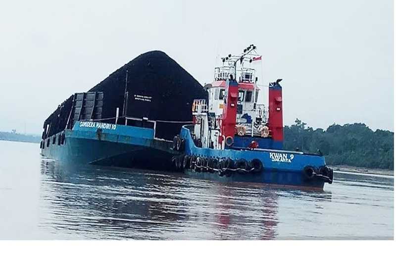 Kapal Tongkang Terperangkap di Hulu Sungai Barito