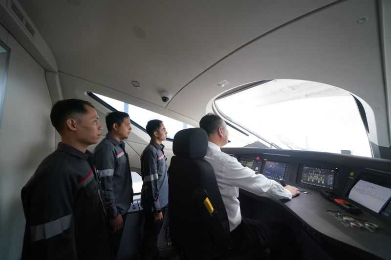 KCIC Sebut 72 Calon Masinis Indonesia Mulai Jalani Pelatihan di Kabin Kereta Cepat Whoosh