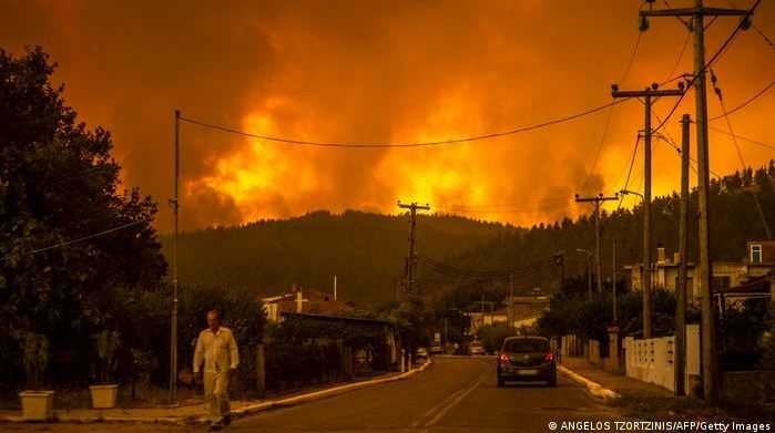 Kebakaran Hebat Terjadi di Kawasan Hutan Yunani, Api Merembet ke Rumah Penduduk