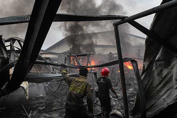 Foto Kebakaran Pabrik Plastik Di Tangerang Koran Jakarta