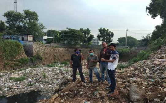 Kebiasaan Buruk Membuang Sampah di Pinggir Jalan