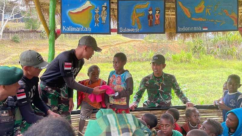 Keceriaan Anak-anak Distrik Malagay Bersama Satgas Yonif Mekanis 203/AK