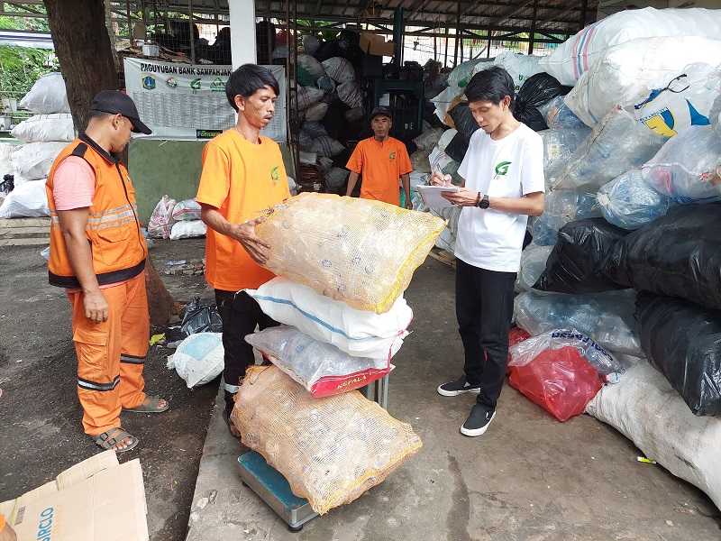 Kelola Sampah Dengan Lebih Produktif Melalui Bank Sampah Koran Jakarta 1678