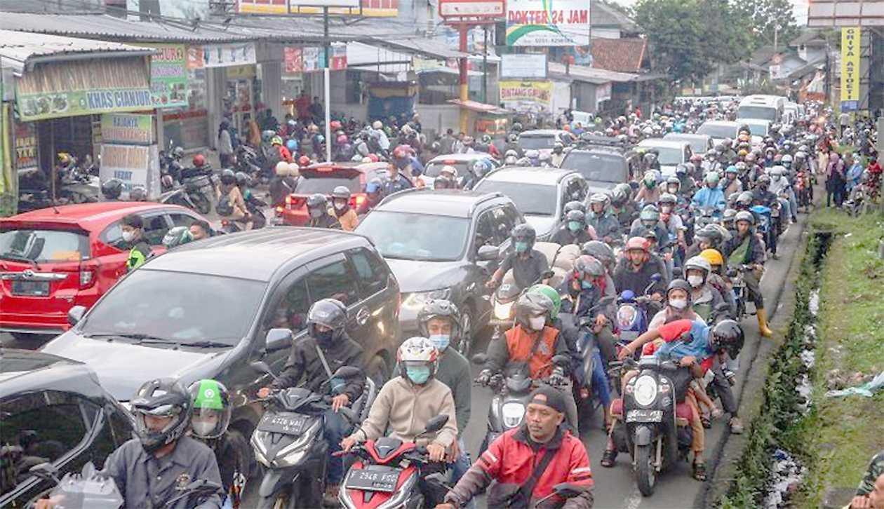 Kemacetan Parah di Jalur Puncak akibat Kendaraan Mogok