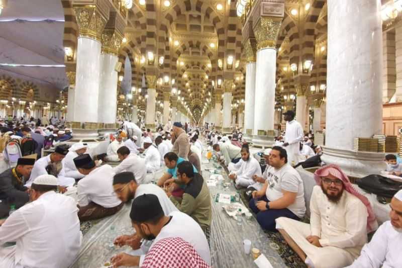 Kembali Normal, Masjid Nabawi Dipenuhi Jamaah Salat Tarawih Shaf Dirapatkan Daya Tampung Maksimal