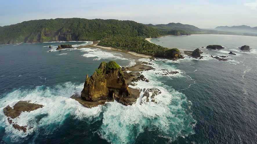 Keragaman Karakter  Pantai-Pantai Jember  yang Memanjakan Mata