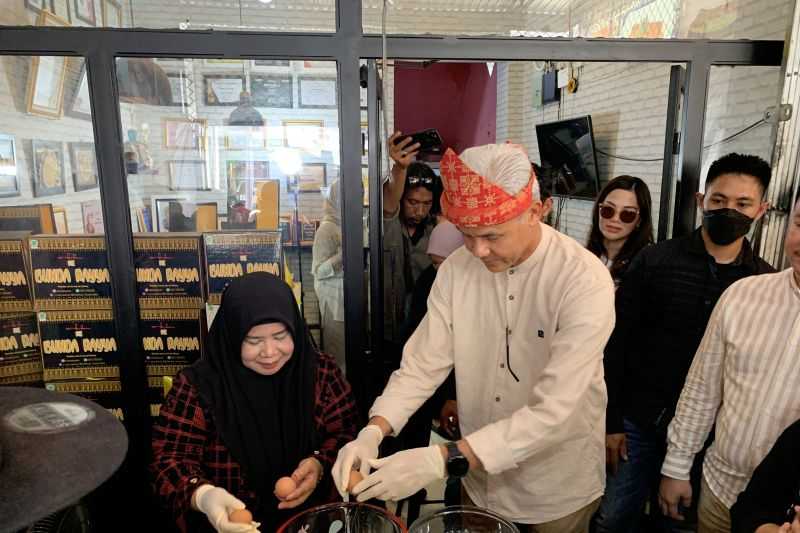 Keren, Ganjar Kunjungi UMKM dan Ikut Membuat Kue Tradisional di Palembang