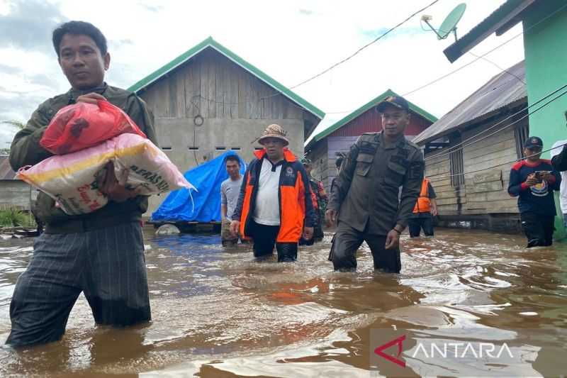 Keren Perlu Ditiru, Bupati Konawe Utara Terjang Banjir Salurkan Bantuan untuk Warga