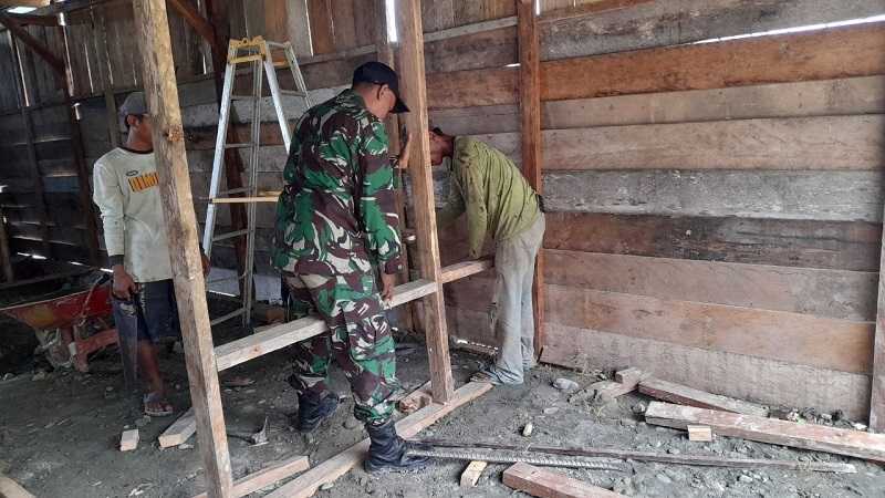 Kerja Nyata, Anggota Babinsa di Mimika Ini Membantu Membangun Rumah Warga