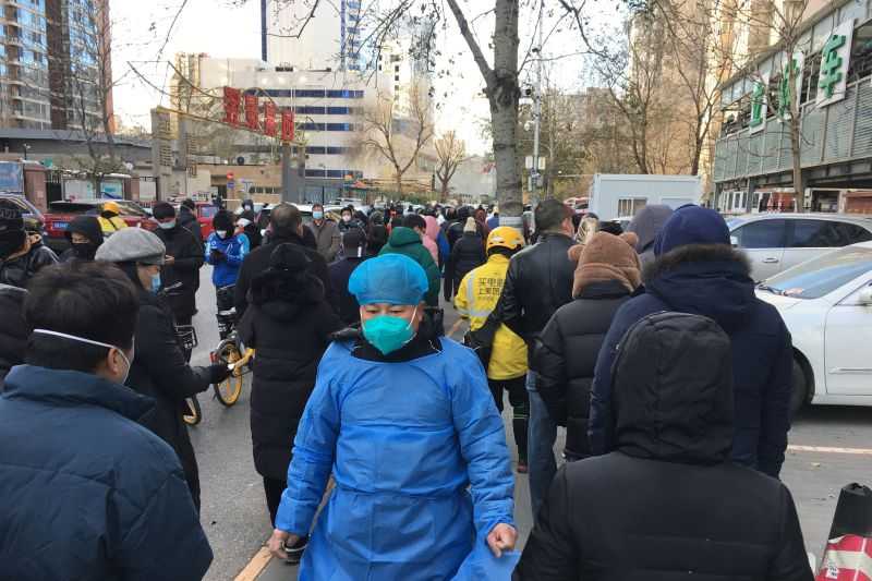 Kerumunan Warga Antre Panjang Padati Sejumlah Tempat Tes PCR di Beijing
