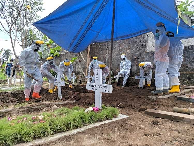 Kesejukan di Tengah Pandemi, Relawan Muhammadiyah Bantu Pemakaman Warga Non Muslim di Magelang