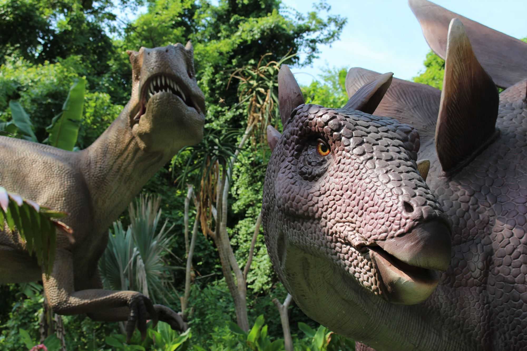 Keseruan Bermain Bersama Dinosaurus Berukuran Asli di Amerika