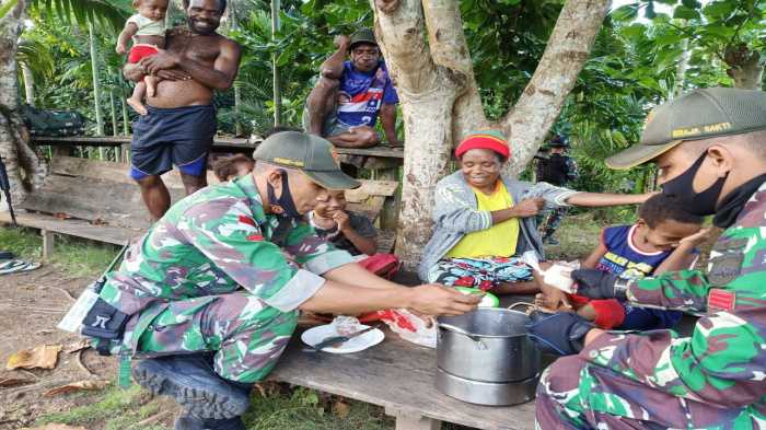 Ketika Prajurit TNI Ajarkan Mama-mama di Papua Cara Membuat Kue Tradisional