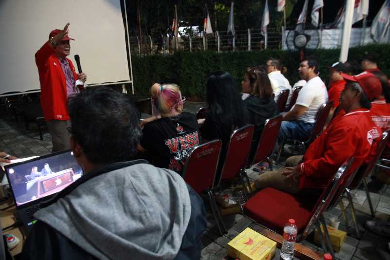 Ketua TPD Ganjar-Mahfud DKI Jakarta Nobar Debat Ketiga Bersama Ratusan Relawan 3