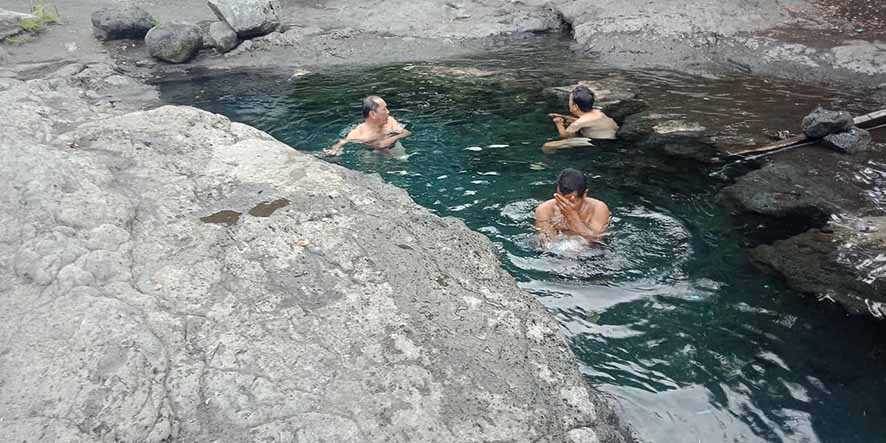 Kilau Biru Kehijauan Mata Air di Kaki Tambora