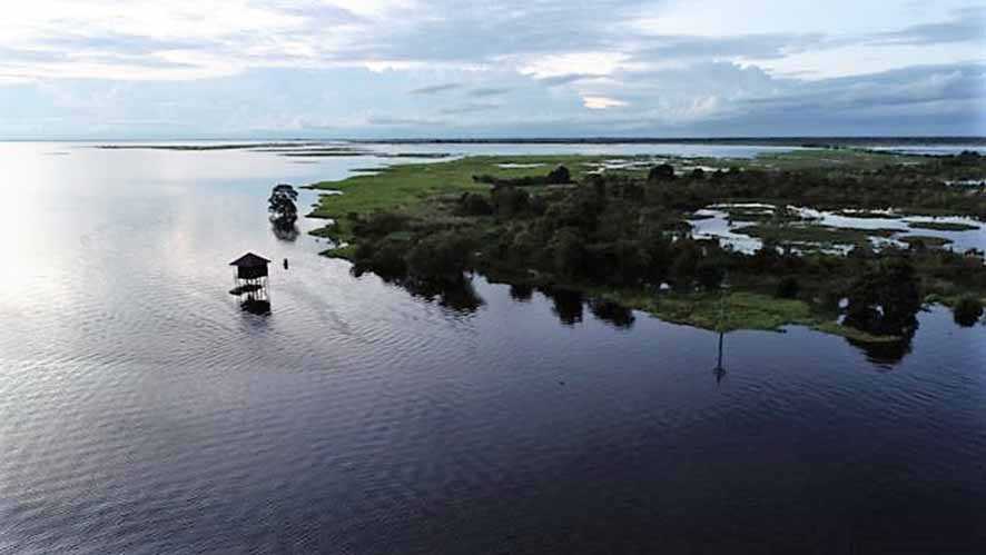 Kilau Danau Tanjung Sarai dari Perbukitan Ilalang