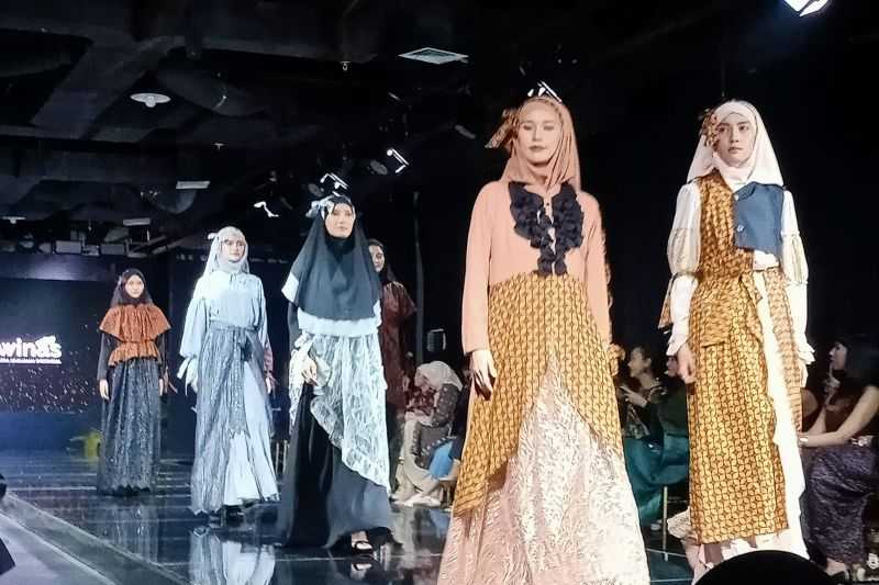 Koleksi Wastra Terbaru Winas Hadir di Kelana Wastra Fashion Fest 2024