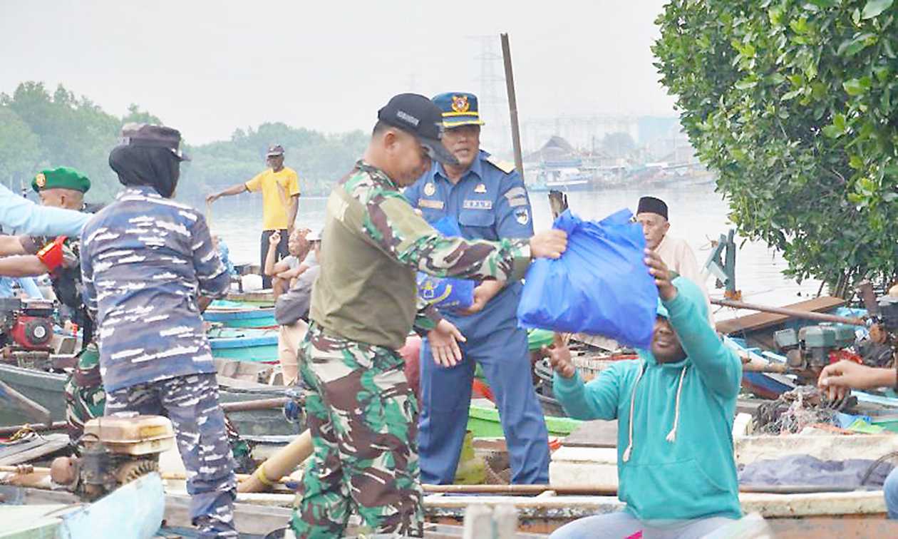 Kopaska Bagikan Sembako, Benih Ikan dan Bibit Mangrove