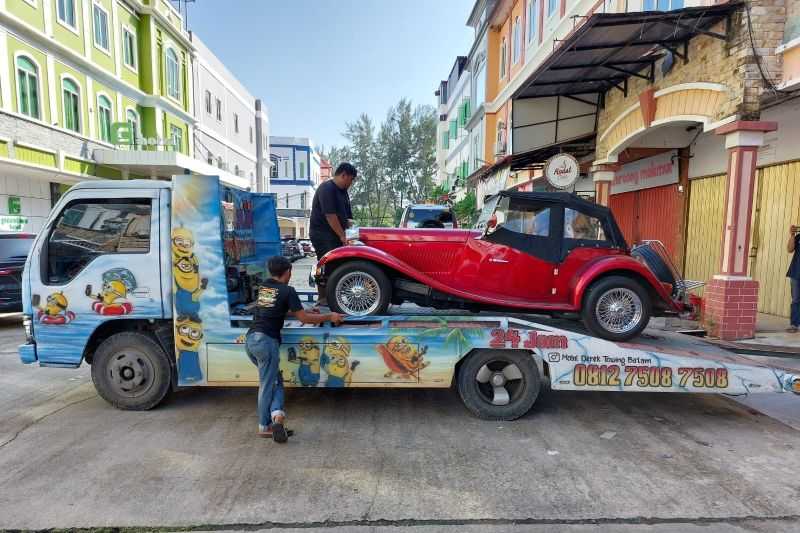 KPK Sita Tiga Mobil Mewah Milik Mantan Kepala Kantor Bea Cukai Makassar Andhi Pramono di Batam