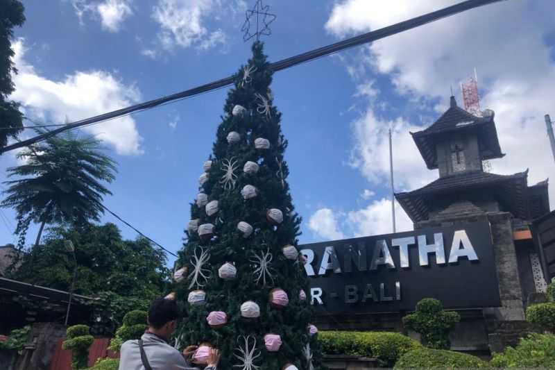 Kreatif, Masker Pun Dijadikan Sebagai Hiasan Pohon Natal di Gereja Denpasar