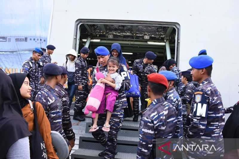 KRI Banda Aceh Antar Ratusan Peserta Mudik Gratis Kembali ke Jakarta