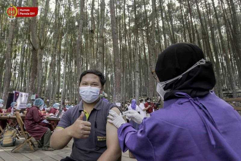 Lapor Pak Sandiaga Uno: Pelaku Wisata Yogya Sudah Disuntik Vaksin, Serentak di Hutan Pinus Mangunan