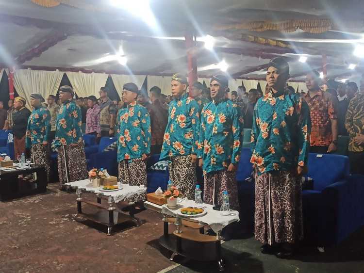 Lestarikan Budaya Bangsa, Dandim Mimika Nonton Bareng Pagelaran Wayang Kulit Meriahkan HUT ke-78 TNI