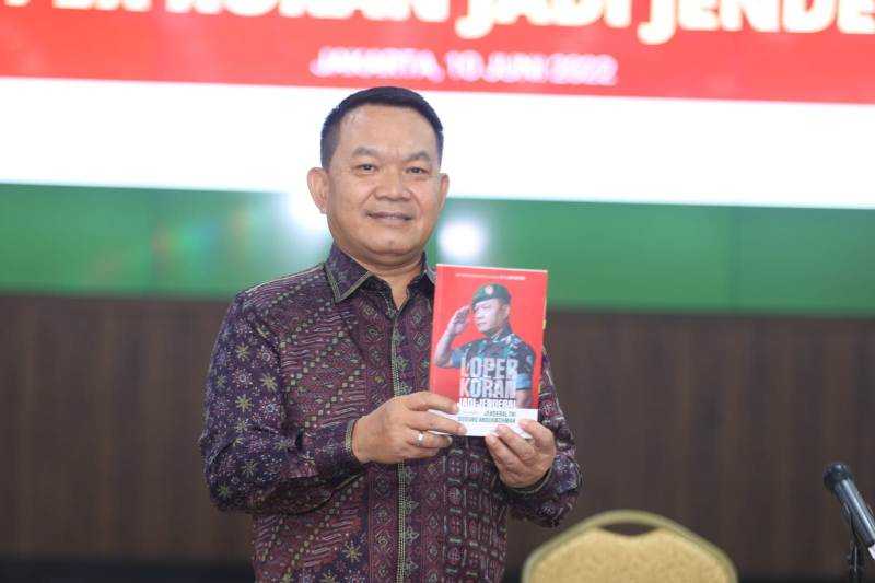 Lewat Buku, Kasad Bagikan Kisah Getir Hidupnya yang Pernah Jadi Loper Koran