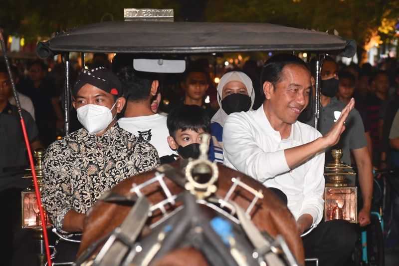 Liburan Bersama Cucu, Presiden Jokowi Nikmati Sabtu Malam Berkeliling Malioboro Naik Andong