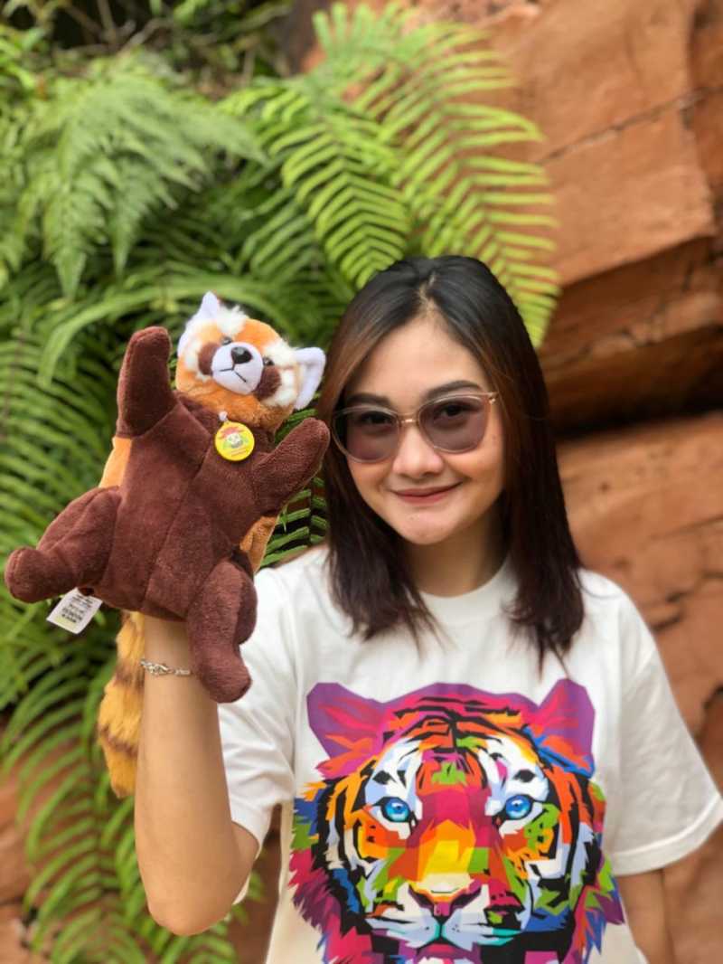 Liburan Seru di Taman Safari Bogor, Bungkus Souvenir 'Magnetic Shoulder Plush' dengan Harga Promo