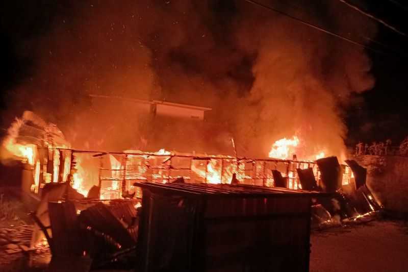 Lima Petak Rumah Ludes Terbakar di Kota Padang Dini Hari Tadi