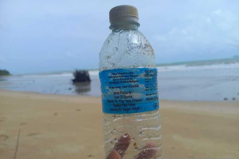 Limbah Plastik Asal Negara Asing Ditemukan Terdampar di Pantai Natuna