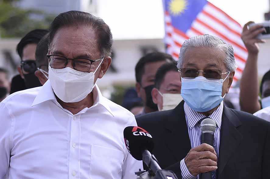 Mahathir Siap Ajukan PM Anwar ke Pengadilan