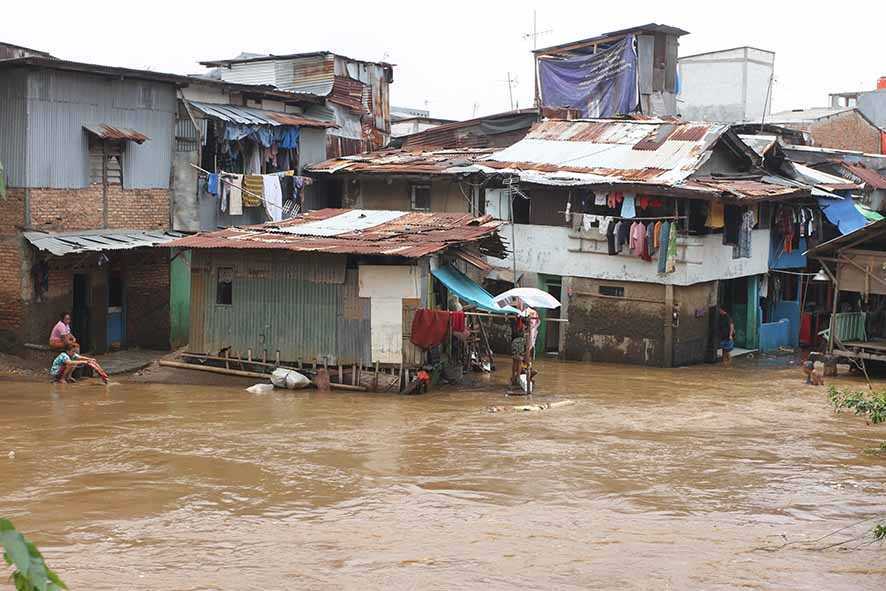 Masuk Puncak musim Hujan, BMKG Wanti-wanti Potensi Banjir dan Tanah Longsor