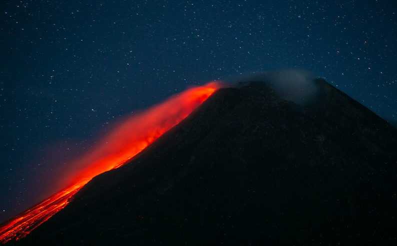 Masyarakat Wilayah Ini Wajib Waspada, Semburan Lava Pijar Meluncur Tujuh Kali dari Gunung Aktif Ini