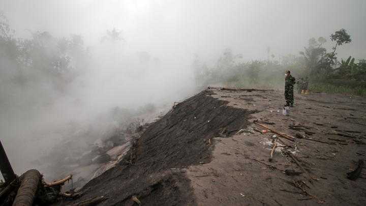 Material Vulkanik Semeru yang Menutupi Jalan Dibersihkan