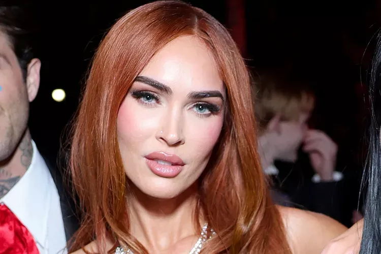 Megan Fox Buktikan Rambut Warna Merah Masih jadi Primadona