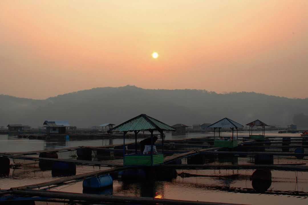 Memandang Senja di Pinggir Waduk