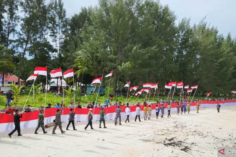 Membanggakan Cara Warga Ini Peringati HUT Ke-77 Kemerdekaan RI, Kibarkan Bendera 77 Meter di Pulau Terluar