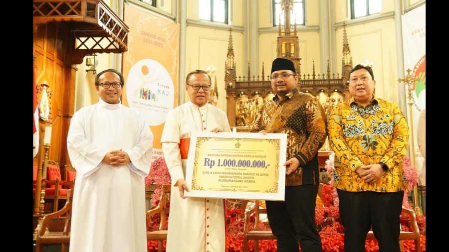 Menag Yaqut Serahkan Bantuan Rp 1 Miliar untuk Gereja Santa Perawan Maria Diangkat ke Surga, Paroki Katedral Jakarta