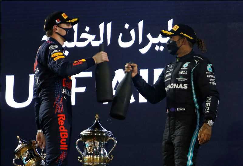 Menangi Adu Strategi Atas Verstappen, Hamilton Juara GP Bahrain