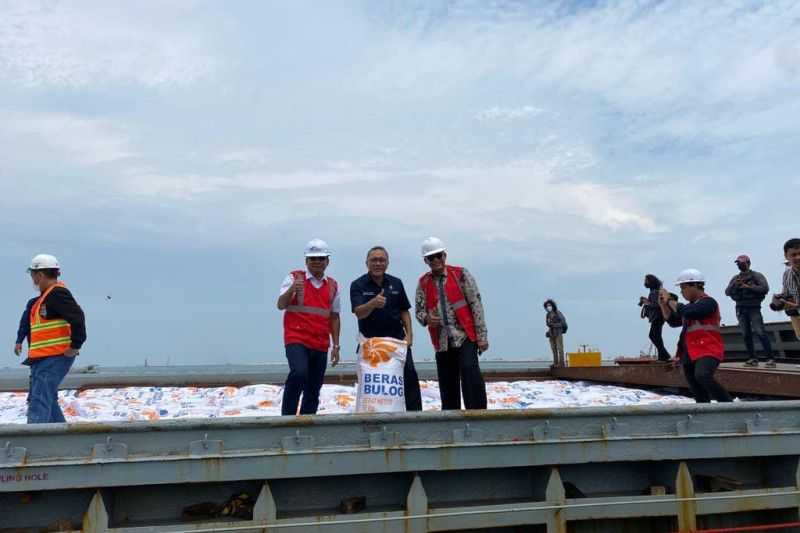 Mendag Pastikan 200 Ribu Ton Beras Bulog Tiba di Tanjung Priok