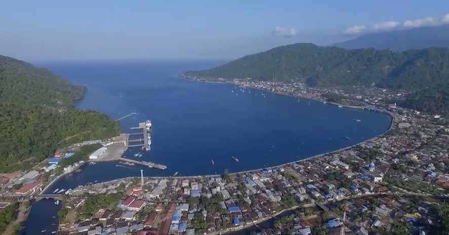 Meneropong Teluk Tahuna dari Puncak Pusunge