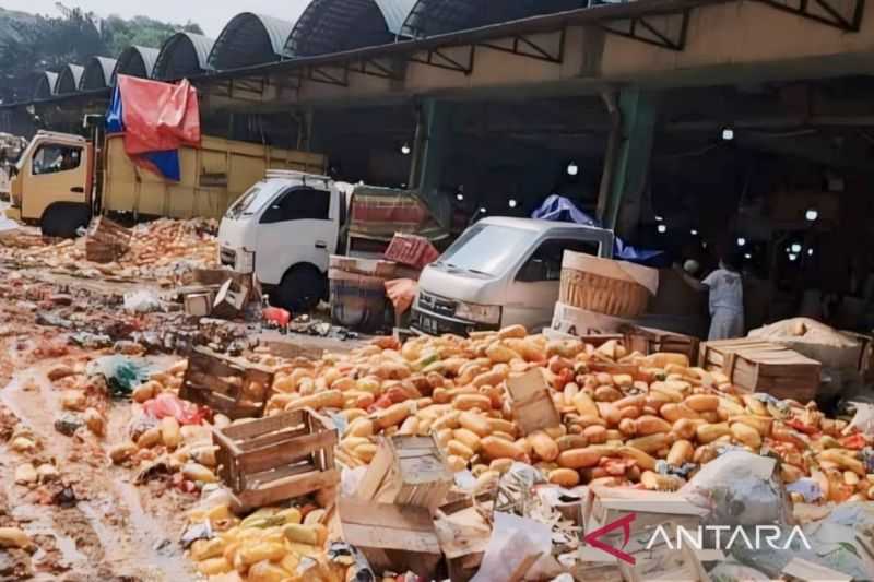 Mengagetkan, Ada Apa Sampai Pedagang Buah Buang Sepuluh Ton Pepaya di Pasar Kramat Jati