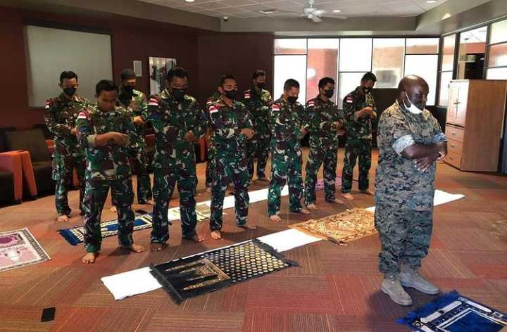 Menggetarkan Hati, Saat Prajurit Amfibi Marinir TNI Solat Jumat di Markas Marinir Amerika