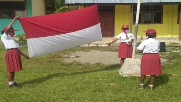 Mengharukan, Empat Hari Dilatih Prajurit TNI, Anak SD di Papua Ini Akhirnya Bisa Jadi Paskibra dengan Sempurna