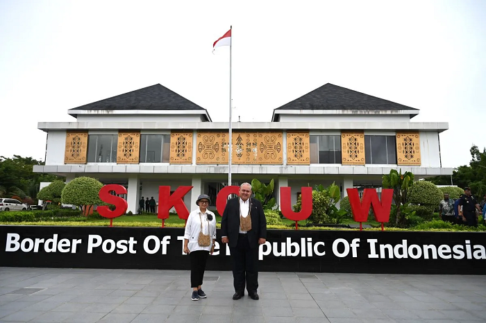 Menlu RI dan Menlu PNG Kunjungi SD di Perbatasan Wutung yang Direnovasi Pemerintah Indonesia